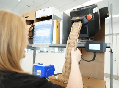 Primer plano del relleno de papel arrugado al sacar el ProPad Mini